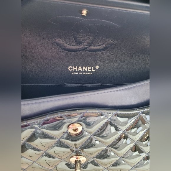 Navy patent medium Chanel flap - Picture 3 of 16